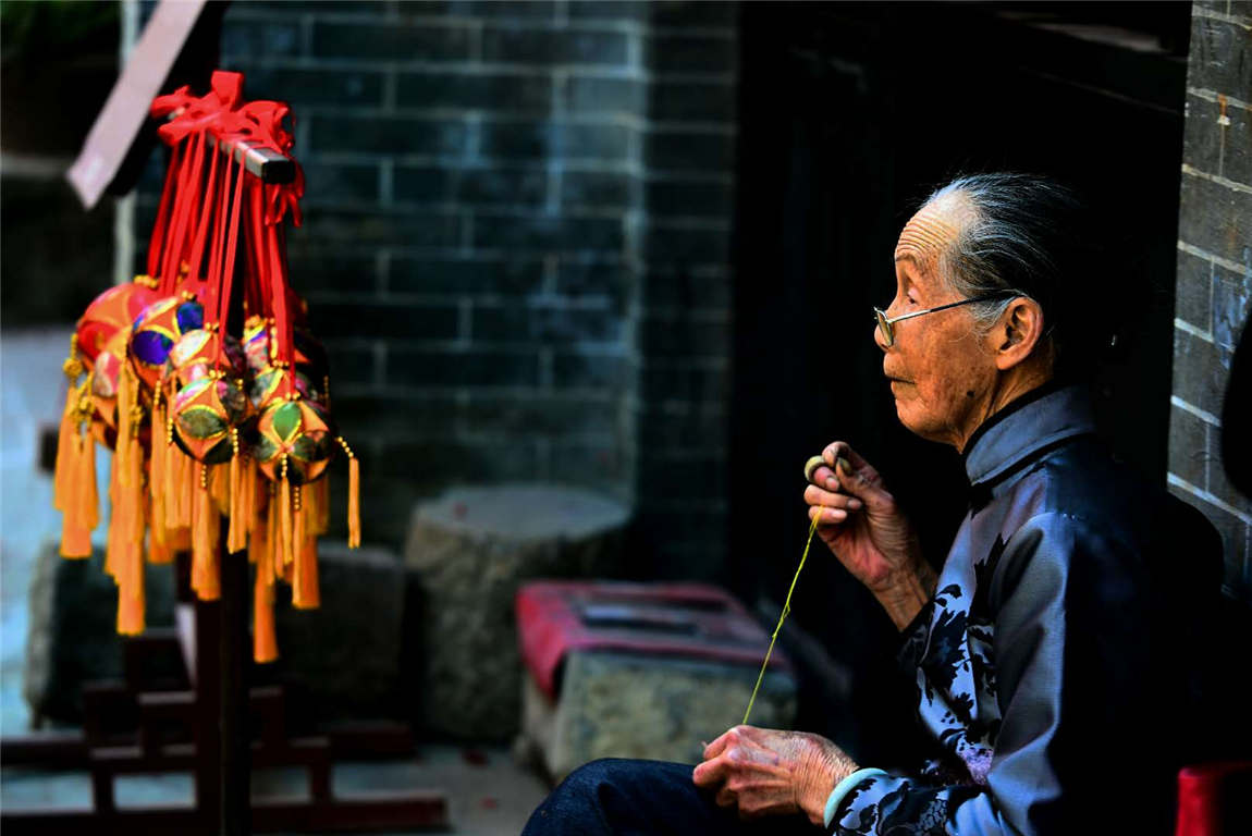 O《缝绣球》.jpg