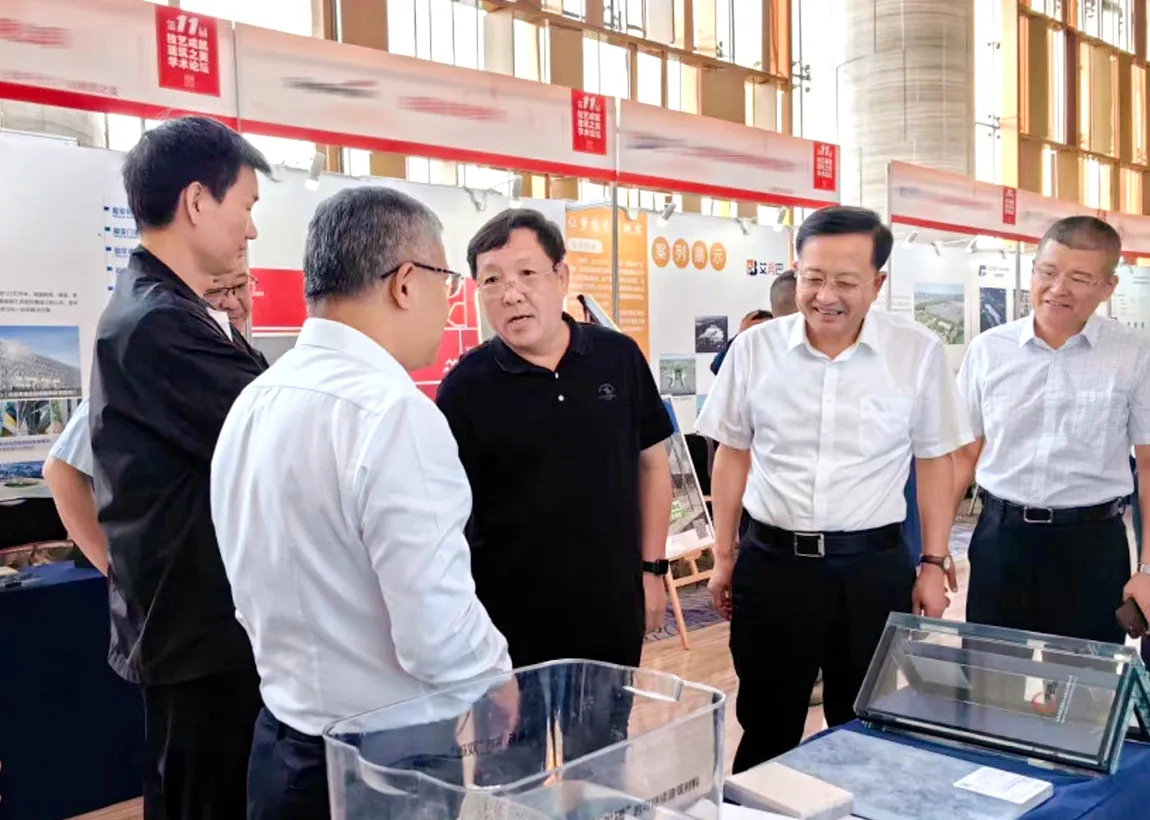 华体会平台-华体会(中国)一站式服务平台
展台前